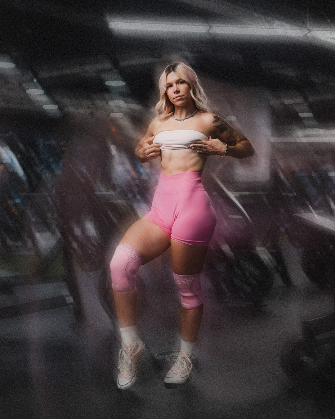 iulia flexing abs