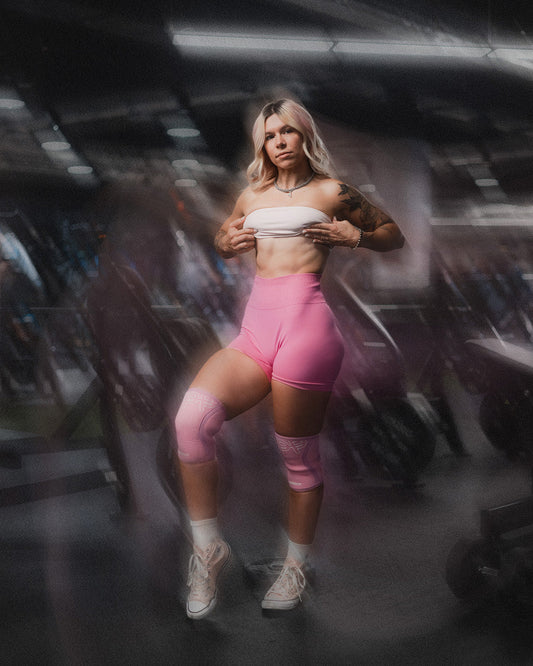 iulia flexing abs